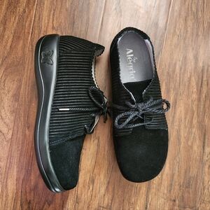 Alegria Black Striped Sneakers